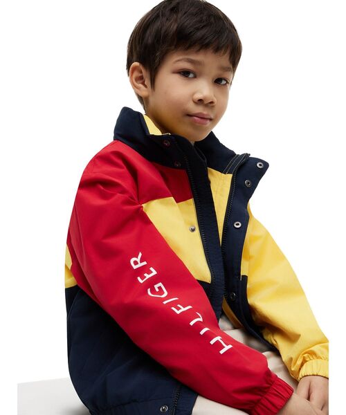 TOMMY HILFIGER(トミーヒルフィガー)の「BOYS レガッタカラーブロックジャケット(ナイロンジャケット・キッズ・マルチ・130cm/160cm/140cm/150cm)」の3枚目の写真
