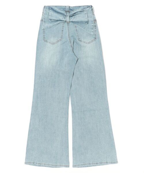 CECIL McBEE(セシルマクビー)の「バックリボンラインストーンフレアデニムパンツ(デニムパンツ・レディース・サックスブルー・61/64)」の2枚目の写真