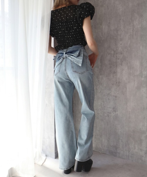 CECIL McBEE（セシルマクビー）の「バックリボンラインストーンフレアデニムパンツ（デニムパンツ・レディース・サックスブルー・61/64）」の2枚目の写真