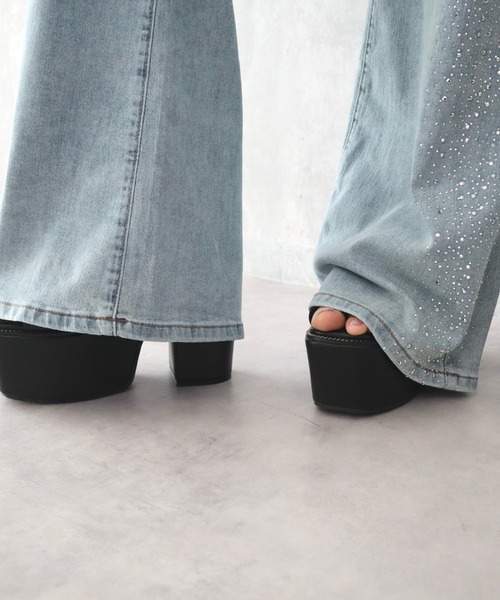 CECIL McBEE（セシルマクビー）の「バックリボンラインストーンフレアデニムパンツ（デニムパンツ・レディース・サックスブルー・61/64）」の11枚目の写真
