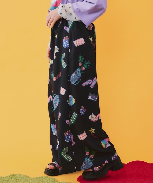 ScoLar(スカラー)の「462004:仲宗根泉(HY)コラボ アメリカン風ポップ総柄パンツ(その他パンツ・レディース・ブラック/ブルー・M)」の15枚目の写真