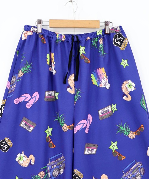 ScoLar(スカラー)の「462004:仲宗根泉(HY)コラボ アメリカン風ポップ総柄パンツ(その他パンツ・レディース・ブラック/ブルー・M)」の3枚目の写真
