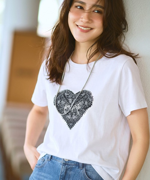 DoCLASSE( ドゥクラッセ)の「コットン混・グラフィックTシャツ(Tシャツ/カットソー・レディース・ホワイト×ブラック/ホワイト/ネイビー/ブルーグレー/ダークブラウン/チャコール/ライトグレー・3L/LL/S/M/L)」の3枚目の写真