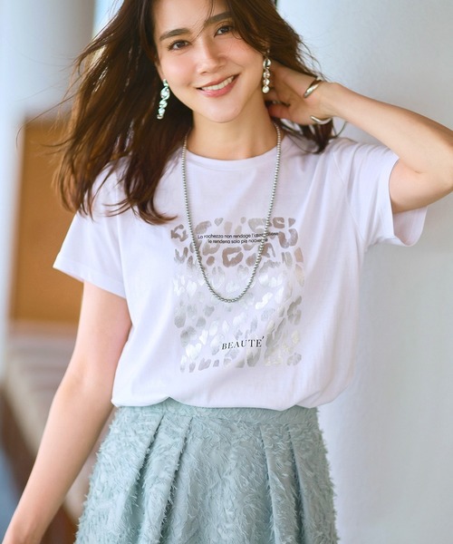 DoCLASSE( ドゥクラッセ)の「コットン混・グラフィックTシャツ(Tシャツ/カットソー・レディース・ホワイト×ブラック/ホワイト/ネイビー/ブルーグレー/ダークブラウン/チャコール/ライトグレー・3L/LL/S/M/L)」の2枚目の写真