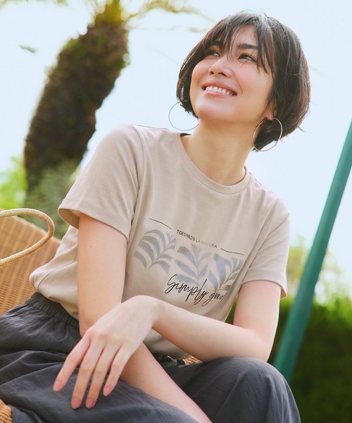 DoCLASSE( ドゥクラッセ)の「コットン混・グラフィックTシャツ(Tシャツ/カットソー・レディース・ホワイト×ブラック/ホワイト/ネイビー/ブルーグレー/ダークブラウン/チャコール/ライトグレー・3L/LL/S/M/L)」の4枚目の写真