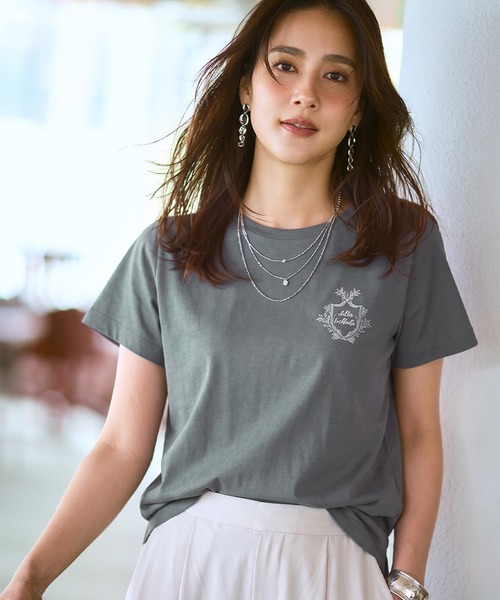 DoCLASSE( ドゥクラッセ)の「コットン混・グラフィックTシャツ(Tシャツ/カットソー・レディース・ホワイト×ブラック/ホワイト/ネイビー/ブルーグレー/ダークブラウン/チャコール/ライトグレー・3L/LL/S/M/L)」の5枚目の写真