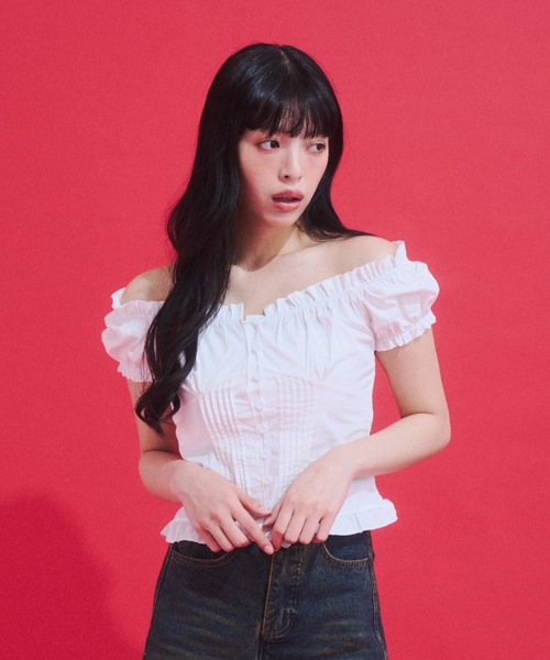 GAB GAB(ガブガブ)の「Shirred Off-Shoulder Blouse/シャーリングオフショルブラウス(シャツ/ブラウス・レディース・ホワイト・FREE)」の1枚目の写真