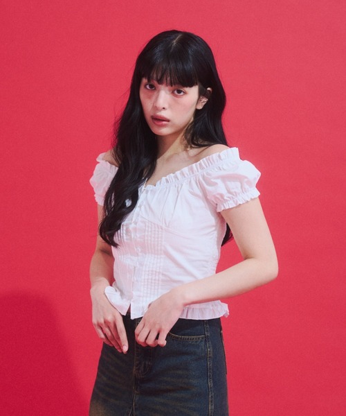 GAB GAB(ガブガブ)の「Shirred Off-Shoulder Blouse/シャーリングオフショルブラウス(シャツ/ブラウス・レディース・ホワイト・FREE)」の2枚目の写真