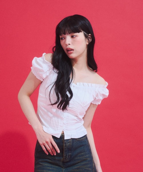 GAB GAB(ガブガブ)の「Shirred Off-Shoulder Blouse/シャーリングオフショルブラウス(シャツ/ブラウス・レディース・ホワイト・FREE)」の3枚目の写真