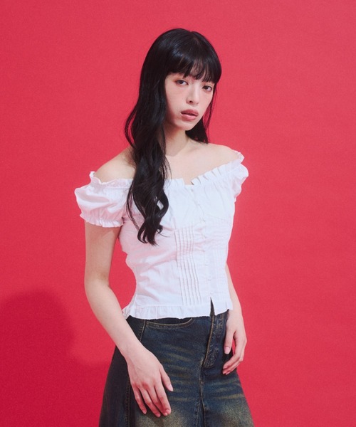 GAB GAB(ガブガブ)の「Shirred Off-Shoulder Blouse/シャーリングオフショルブラウス(シャツ/ブラウス・レディース・ホワイト・FREE)」の4枚目の写真