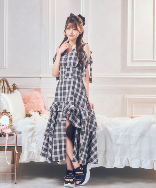 ReAmour(リアムール)の「サテンスリットロングワンピ(ワンピース・レディース・ピンク/ブラック系その他/アイボリー/ブルー・FREE)」の17枚目の写真