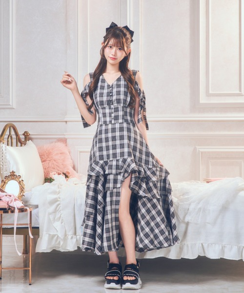 ReAmour(リアムール)の「サテンスリットロングワンピ(ワンピース・レディース・ピンク/ブラック系その他/アイボリー/ブルー・FREE)」の16枚目の写真