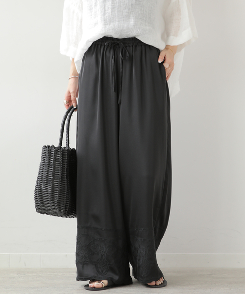 JOURNAL STANDARD relume(ジャーナルスタンダード レリューム)の「サテンエンブロイダリーヘムパンツ(その他パンツ・レディース・ブラウン/ブラック・FREE)」の1枚目の写真