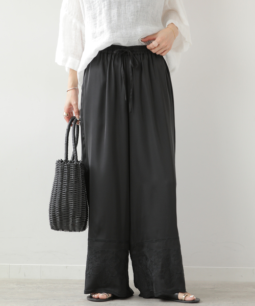 JOURNAL STANDARD relume(ジャーナルスタンダード レリューム)の「サテンエンブロイダリーヘムパンツ(その他パンツ・レディース・ブラウン/ブラック・FREE)」の6枚目の写真