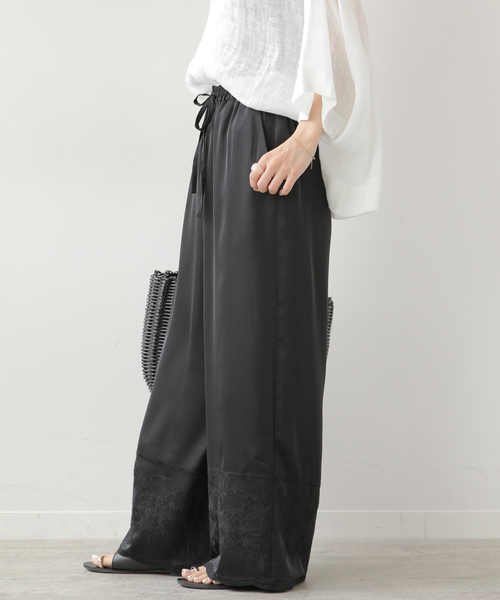JOURNAL STANDARD relume(ジャーナルスタンダード レリューム)の「サテンエンブロイダリーヘムパンツ(その他パンツ・レディース・ブラウン/ブラック・FREE)」の7枚目の写真