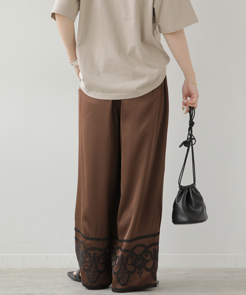 JOURNAL STANDARD relume(ジャーナルスタンダード レリューム)の「サテンエンブロイダリーヘムパンツ(その他パンツ・レディース・ブラウン/ブラック・FREE)」の14枚目の写真