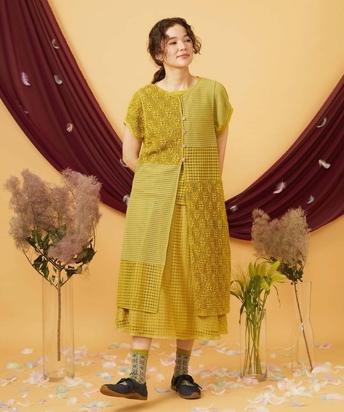 Jocomomola（ホコモモラ）の「Parche レースパッチワークカットソー（ベスト・レディース・ブラック/イエロー・40）」の4枚目の写真