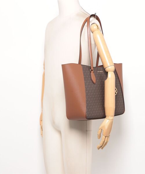 MICHAEL KORS（マイケルコース）の「JET SET TRAVEL 3 IN 1 トートバッグ ラージ - Mkシグネチャー（トートバッグ・レディース・ブラウン・FREE）」の7枚目の写真