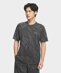 テック エッセンシャルズ クール タッチ レギュラーフィット カモ AOP 半袖Tシャツ / アディダス adidas