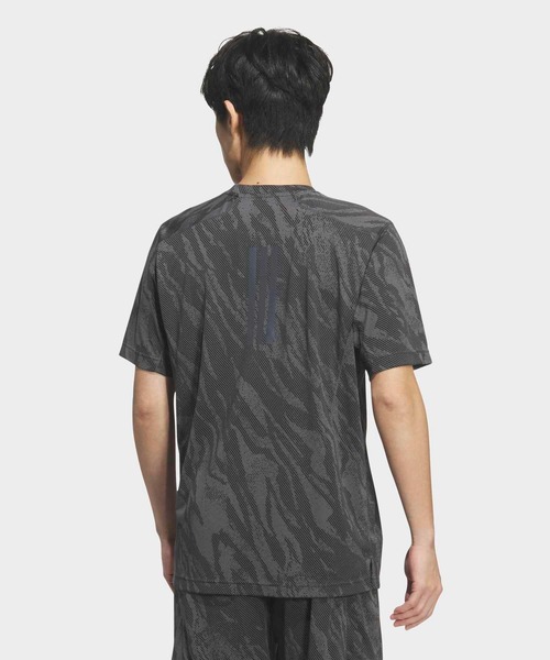 adidas（アディダス）の「テック エッセンシャルズ クール タッチ レギュラーフィット カモ AOP 半袖Tシャツ / アディダス adidas（Tシャツ/カットソー・メンズ・グレー・XX-LARGE/3XL/LARGE/MEDIUM/SMALL/X-LARGE/X-SMALL）」の2枚目の写真