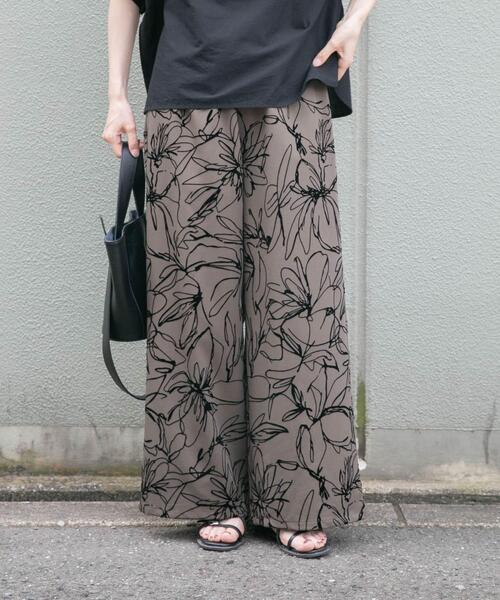 ITEMS URBANRESEARCH(アイテムズ アーバンリサーチ)の「イージーワイドストレートパンツ(その他パンツ・レディース・グリーン/ブラウン/ドット・FREE)」の4枚目の写真
