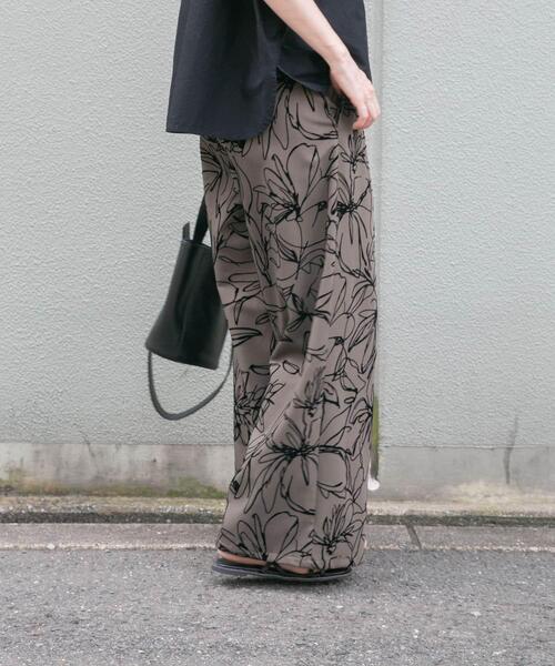 ITEMS URBANRESEARCH(アイテムズ アーバンリサーチ)の「イージーワイドストレートパンツ(その他パンツ・レディース・グリーン/ブラウン/ドット・FREE)」の6枚目の写真