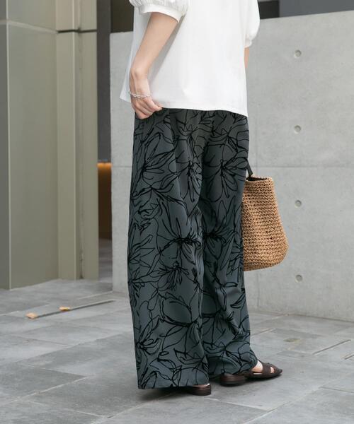 ITEMS URBANRESEARCH(アイテムズ アーバンリサーチ)の「イージーワイドストレートパンツ(その他パンツ・レディース・グリーン/ブラウン/ドット・FREE)」の13枚目の写真