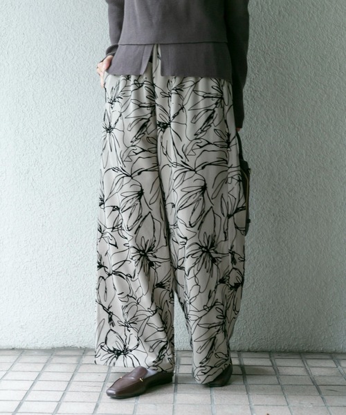 ITEMS URBANRESEARCH(アイテムズ アーバンリサーチ)の「イージーワイドストレートパンツ(その他パンツ・レディース・グリーン/ブラウン/ドット/ブラウン系その他/チャコールグレー/グレー系その他・FREE)」の3枚目の写真