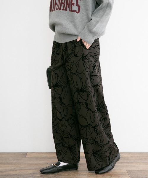ITEMS URBANRESEARCH(アイテムズ アーバンリサーチ)の「イージーワイドストレートパンツ(その他パンツ・レディース・グリーン/ブラウン/ドット/ブラウン系その他/チャコールグレー/グレー系その他・FREE)」の2枚目の写真