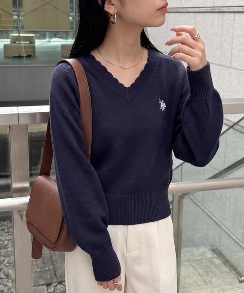 U.S. POLO ASSN.(ユーエスポロアッスン)の「【U.S. POLO ASSN.】ワンポイント刺繍 リブスカラップ Vネックニットトップス(ニット/セーター・レディース・ワイン/ネイビー/アイボリー/ベージュ/グレー・FREE)」の4枚目の写真