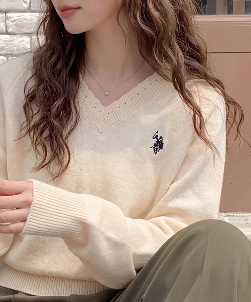 U.S. POLO ASSN.(ユーエスポロアッスン)の「【U.S. POLO ASSN.】ワンポイント刺繍 リブスカラップ Vネックニットトップス(ニット/セーター・レディース・ワイン/ネイビー/アイボリー/ベージュ/グレー・FREE)」の1枚目の写真