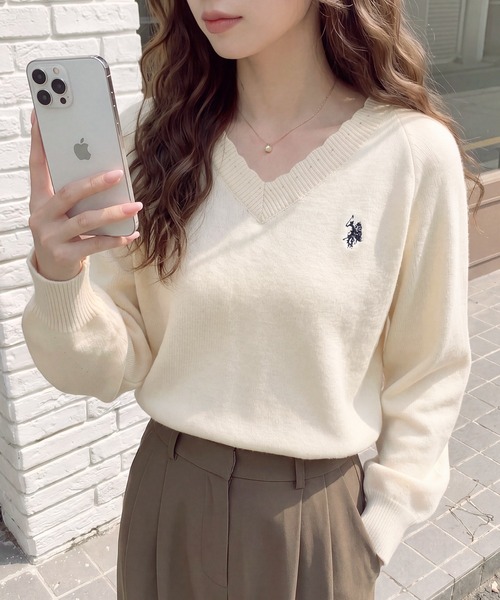 U.S. POLO ASSN.(ユーエスポロアッスン)の「【U.S. POLO ASSN.】ワンポイント刺繍 リブスカラップ Vネックニットトップス(ニット/セーター・レディース・ワイン/ネイビー/アイボリー/ベージュ/グレー・FREE)」の19枚目の写真