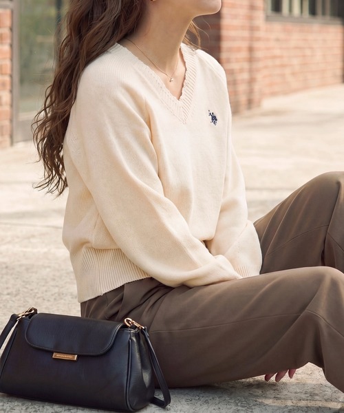 U.S. POLO ASSN.(ユーエスポロアッスン)の「【U.S. POLO ASSN.】ワンポイント刺繍 リブスカラップ Vネックニットトップス(ニット/セーター・レディース・ワイン/ネイビー/アイボリー/ベージュ/グレー・FREE)」の21枚目の写真