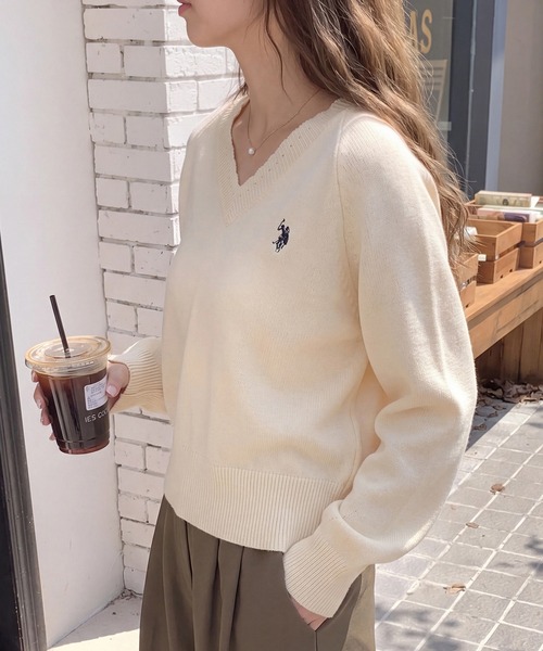 U.S. POLO ASSN.(ユーエスポロアッスン)の「【U.S. POLO ASSN.】ワンポイント刺繍 リブスカラップ Vネックニットトップス(ニット/セーター・レディース・ワイン/ネイビー/アイボリー/ベージュ/グレー・FREE)」の22枚目の写真