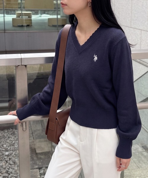 U.S. POLO ASSN.(ユーエスポロアッスン)の「【U.S. POLO ASSN.】ワンポイント刺繍 リブスカラップ Vネックニットトップス(ニット/セーター・レディース・ワイン/ネイビー/アイボリー/ベージュ/グレー・FREE)」の6枚目の写真