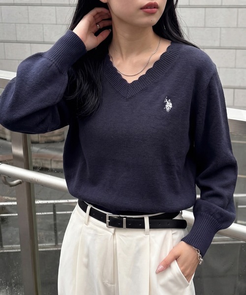U.S. POLO ASSN.(ユーエスポロアッスン)の「【U.S. POLO ASSN.】ワンポイント刺繍 リブスカラップ Vネックニットトップス(ニット/セーター・レディース・ワイン/ネイビー/アイボリー/ベージュ/グレー・FREE)」の9枚目の写真
