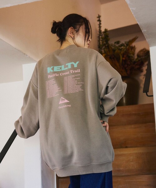KELTY(ケルティ)の「KELTY/ケルティ 限定展開 KELTY×FREAK'S STORE/ケルティ 別注 ツアーロゴ バックプリント クルーネックスウェット<br>(スウェット・メンズ・ブラック/チャコールグレー/ブラウン/ライトグレー/ベージュ・LARGE/SMALL/MEDIUM)」の5枚目の写真