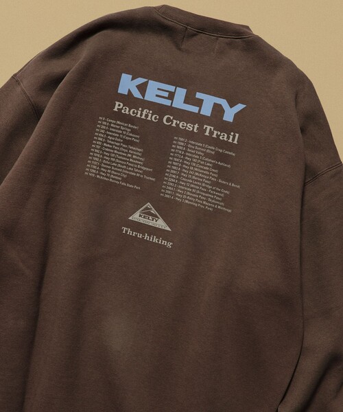 KELTY(ケルティ)の「KELTY/ケルティ 限定展開 KELTY×FREAK'S STORE/ケルティ 別注 ツアーロゴ バックプリント クルーネックスウェット<br>(スウェット・メンズ・ブラック/チャコールグレー/ブラウン/ライトグレー/ベージュ・LARGE/SMALL/MEDIUM)」の4枚目の写真