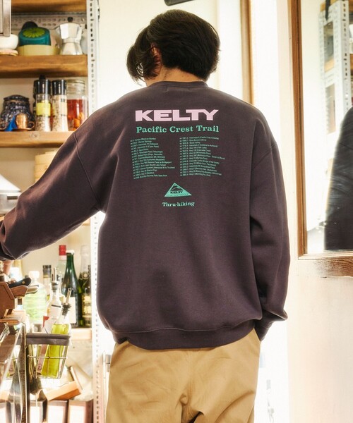 KELTY(ケルティ)の「KELTY/ケルティ 限定展開 KELTY×FREAK'S STORE/ケルティ 別注 ツアーロゴ バックプリント クルーネックスウェット<br>(スウェット・メンズ・ブラック/チャコールグレー/ブラウン/ライトグレー/ベージュ・LARGE/SMALL/MEDIUM)」の3枚目の写真