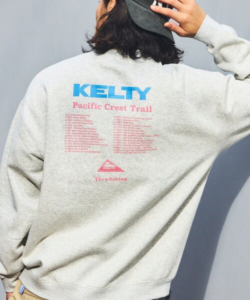 KELTY(ケルティ)の「KELTY/ケルティ 限定展開 KELTY×FREAK'S STORE/ケルティ 別注 ツアーロゴ バックプリント クルーネックスウェット<br>(スウェット・メンズ・ブラック/チャコールグレー/ブラウン/ライトグレー/ベージュ・LARGE/SMALL/MEDIUM)」の1枚目の写真