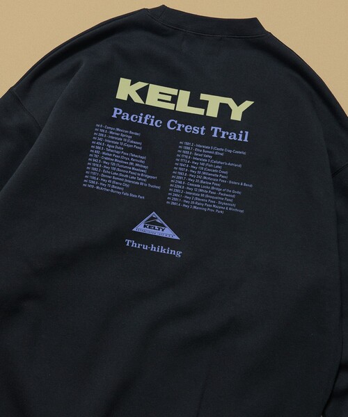 KELTY(ケルティ)の「KELTY/ケルティ 限定展開 KELTY×FREAK'S STORE/ケルティ 別注 ツアーロゴ バックプリント クルーネックスウェット<br>(スウェット・メンズ・ブラック/チャコールグレー/ブラウン/ライトグレー/ベージュ・LARGE/SMALL/MEDIUM)」の2枚目の写真