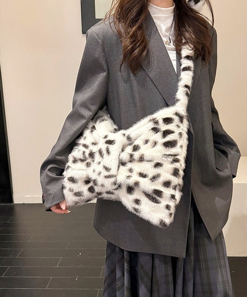 pyornim(ピョルニム)の「【ポーチ付き】リボン型 ファー ショルダーバッグ(ショルダーバッグ・レディース・ホワイト系その他/ブラック/ブラウン系その他/アイボリー・F)」の3枚目の写真