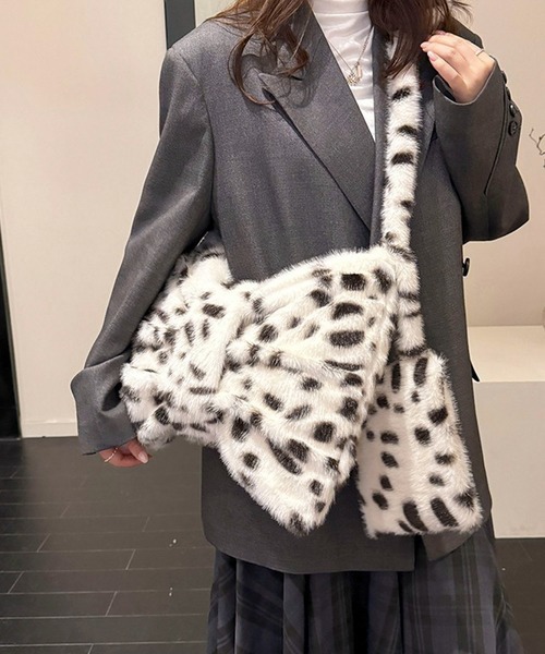 pyornim(ピョルニム)の「【ポーチ付き】リボン型 ファー ショルダーバッグ(ショルダーバッグ・レディース・ホワイト系その他/ブラック/ブラウン系その他/アイボリー・F)」の6枚目の写真
