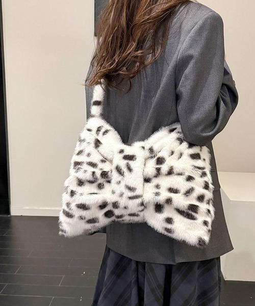 pyornim(ピョルニム)の「【ポーチ付き】リボン型 ファー ショルダーバッグ(ショルダーバッグ・レディース・ホワイト系その他/ブラック/ブラウン系その他/アイボリー・F)」の8枚目の写真