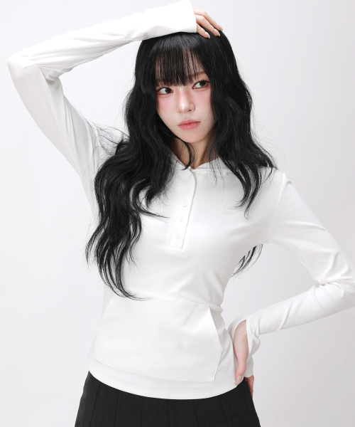 LIKE THE MOST(ライクザモースト)の「フィンガーホールフードヘンリーネックスリムTシャツ_ホワイト(Tシャツ/カットソー・レディース・ホワイト・SMALL/MEDIUM/LARGE)」の4枚目の写真