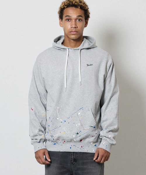NUMBER (N)INE（ナンバーナイン）の「HAND PAINTED FIRM COTTON LIGHT SHORT PILE PULLOVER SWEAT HOODIE / ハンドペイント ファーム コットン ライト ミニ裏毛 ワンポイント ロゴプリント スウェット プルオーバー パーカー（パーカー・メンズ・グレー/ブラック/グレー系その他2/ブラック系その他2・L/M/XL）」の4枚目の写真