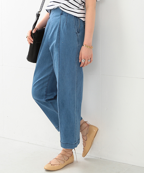 Ray BEAMS（レイビームス）の「Ray BEAMS / デニムワンタック クロップド パンツ（その他パンツ・レディース・オフホワイト/ブルー系その他・0/1）」の2枚目の写真