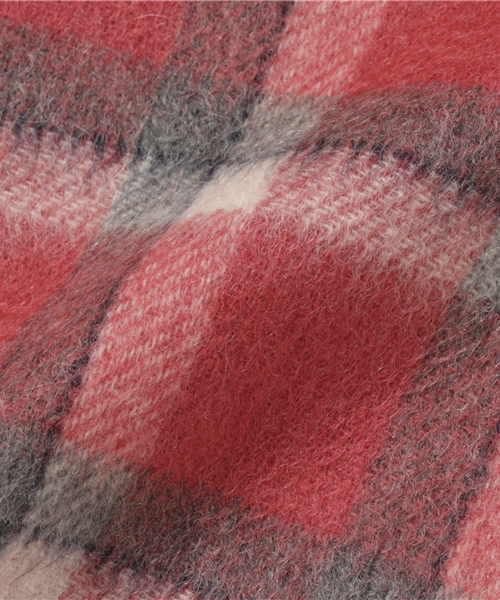 FREDY&GLOSTER(フレディアンドグロスター)の「【ドラマ「逃げるは恥だが役に立つ」使用】カシミヤWフェイスチェックマフラー(マフラー・メンズ・ブラック/ブルー/ネイビー/レッド・FREE)」の6枚目の写真