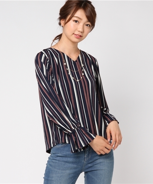 Honeys（ハニーズ）の「二連ネックレス付き前タックプルオーバー（Tシャツ/カットソー・レディース・イエロー/ネイビー/ブルー系その他/ブラック/ホワイト系その他/ピンク/ブルー系その他2/ホワイト系その他2/オフホワイト・L/M）」の6枚目の写真