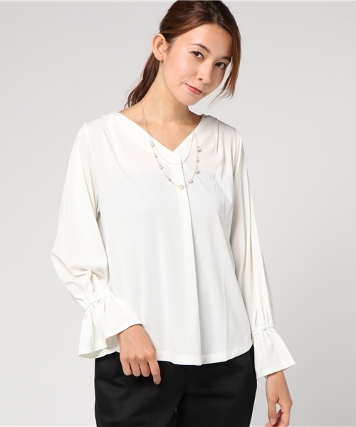 Honeys（ハニーズ）の「二連ネックレス付き前タックプルオーバー（Tシャツ/カットソー・レディース・イエロー/ネイビー/ブルー系その他/ブラック/ホワイト系その他/ピンク/ブルー系その他2/ホワイト系その他2/オフホワイト・L/M）」の2枚目の写真